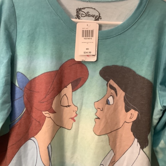 NEW Disney Little Mermaid Kiss the Girl sweatshirt Size Medium Ariel and Eric - Picture 4 of 6